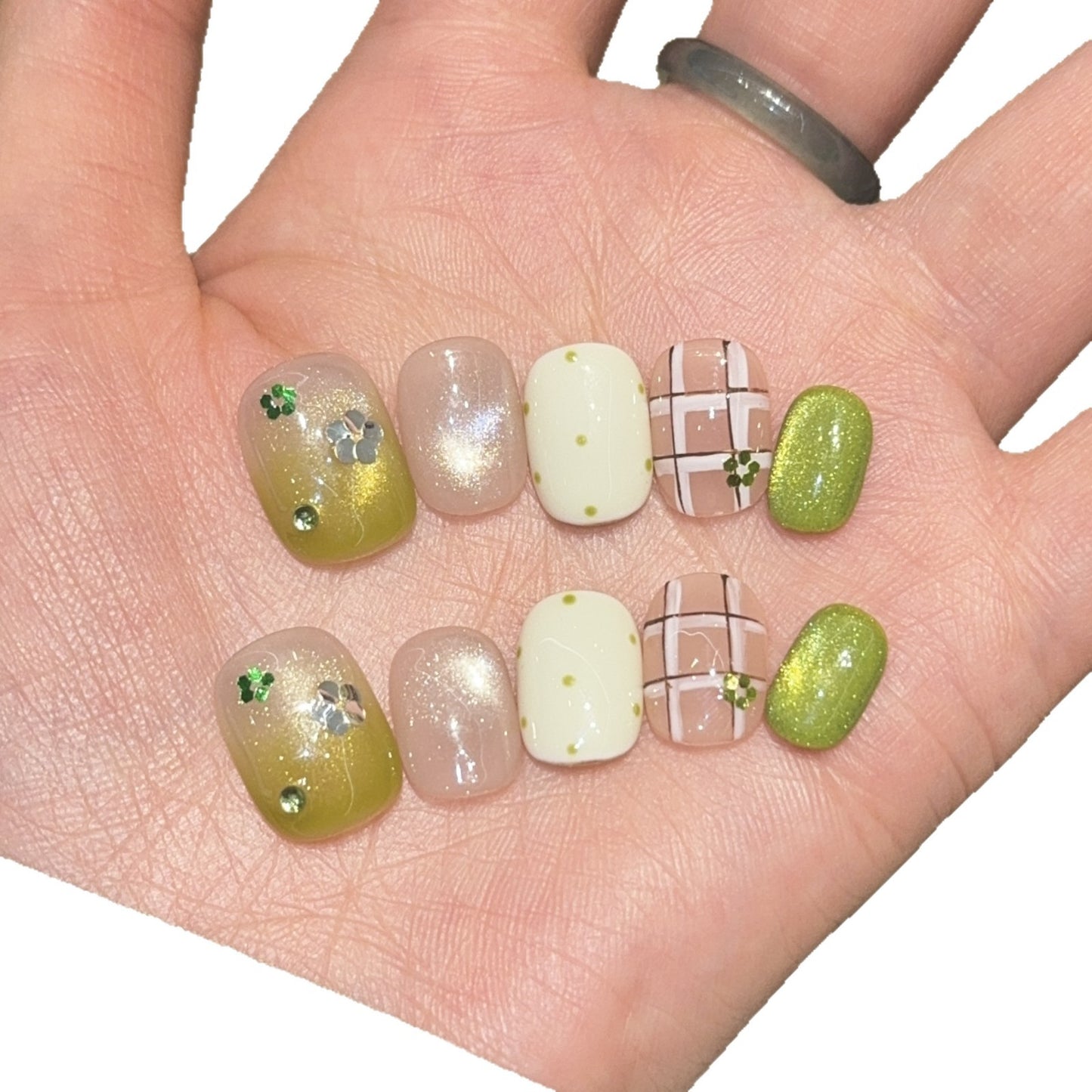 Kreative Kunstnagelspitzen mit Floralen Akzenten Brehn