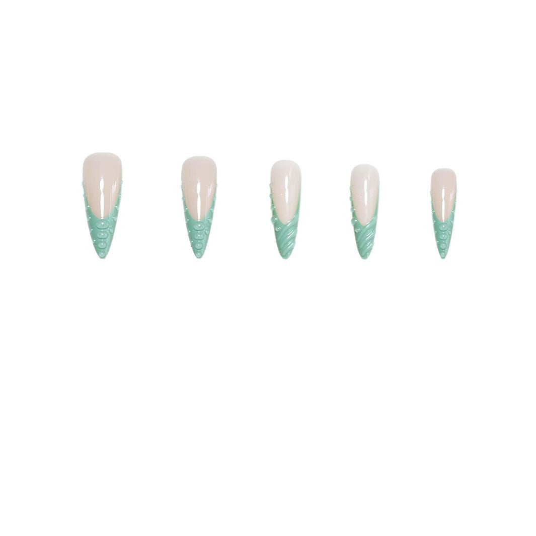 Aufwendige 3D-skulptierte Nagelverzierungen Brehn