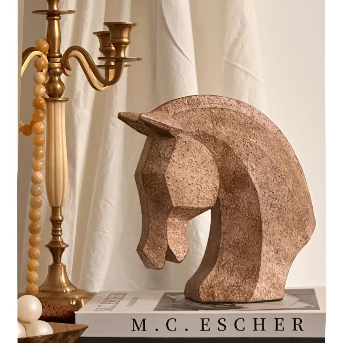 Künstlerische Elefantenskulptur mit Kind