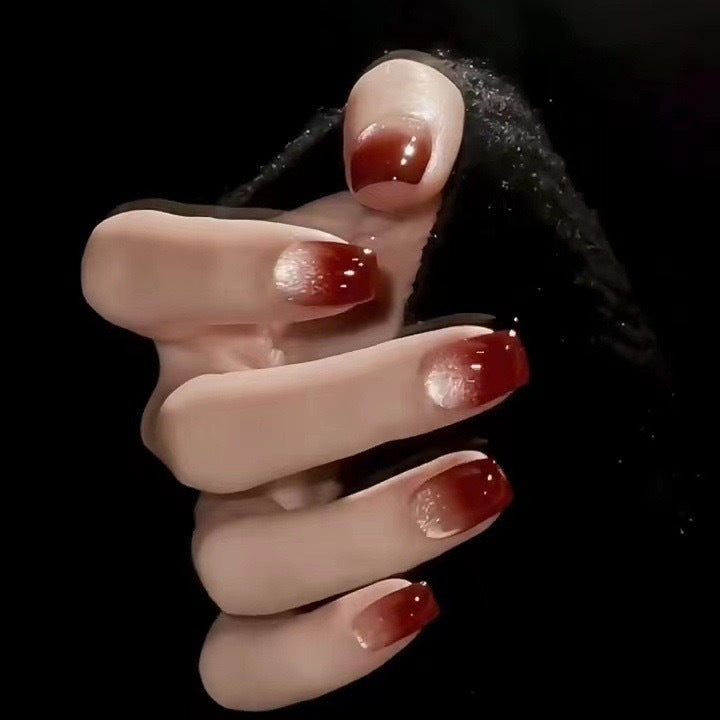 Glamouröse Kunstnägel mit Glitzer-Gradient Brehn