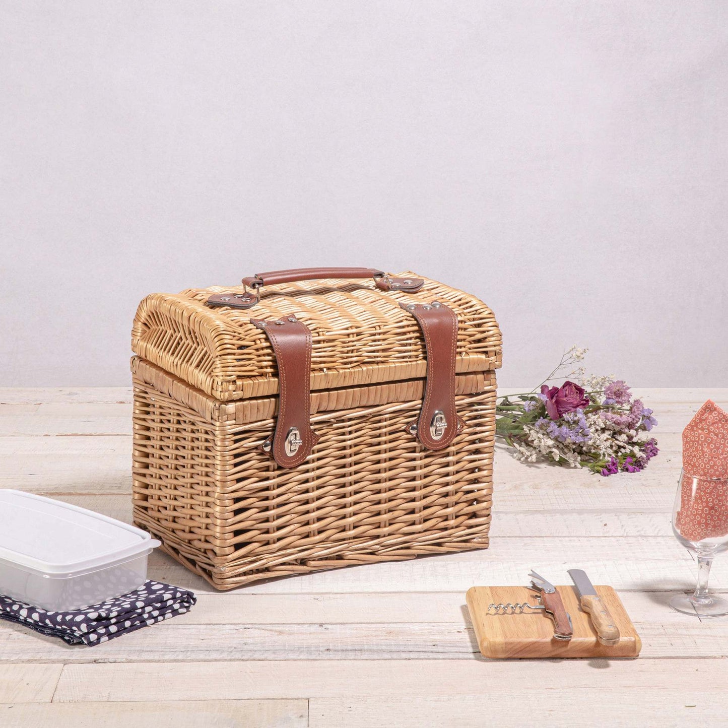 Damen Picknickkorb mit stilvollen Gläsern und Holzbrettern Brehn