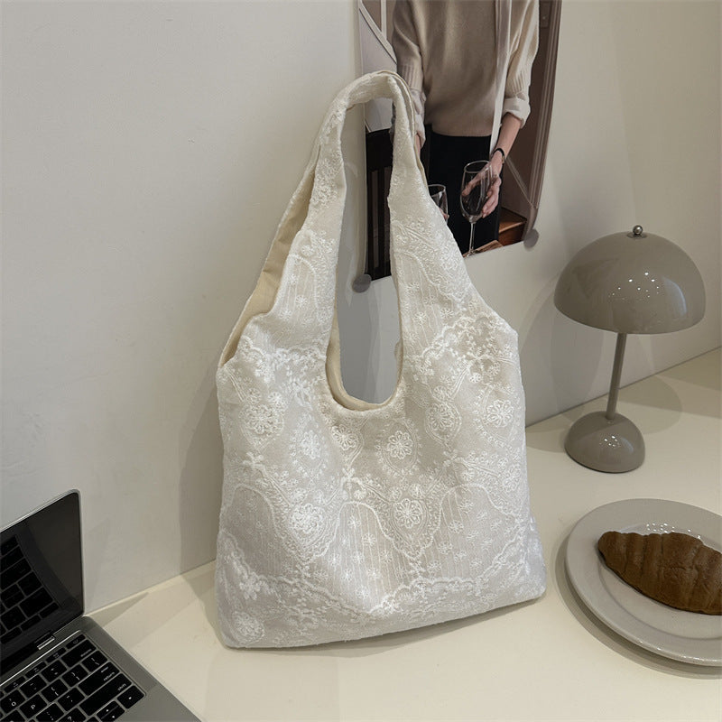 Elegante Schultertasche mit Spitzenbesatz Brehn