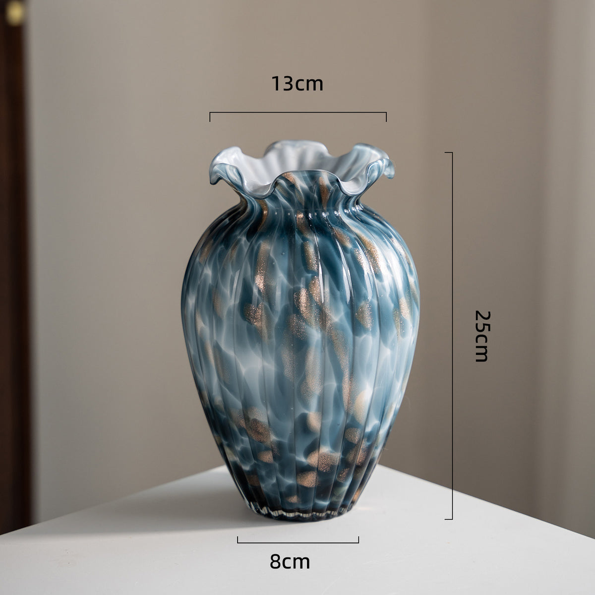 Mouthblown Skulpturale Gerippte Glaskugelvase mit Rüschenausschnitt Brehn