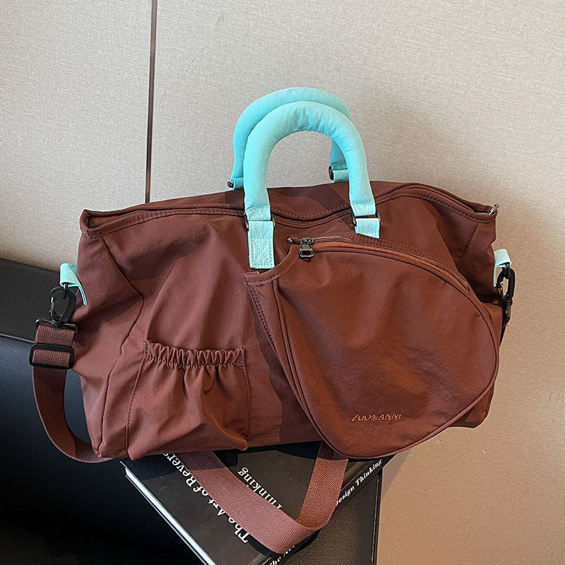Multifunktionale Reisetasche mit verstellbaren Trägern