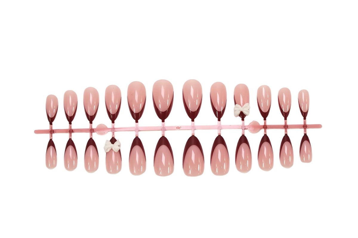 Kunstnagelset mit elegantem Spitzen-Design und romantischen Schleifen Brehn