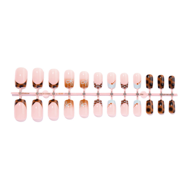 Stylisches dekoratives Press-On-Nagelset mit trendigen Mustern Brehn