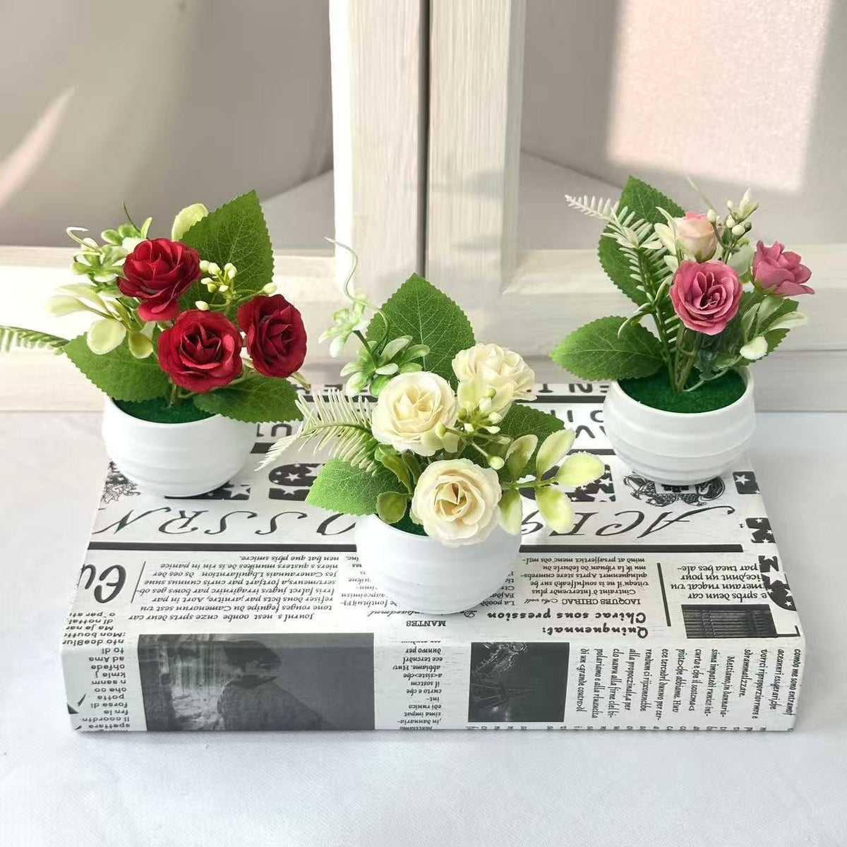 Lebensechte Blumenarrangement in dekorativem Topf für die Wohnkultur