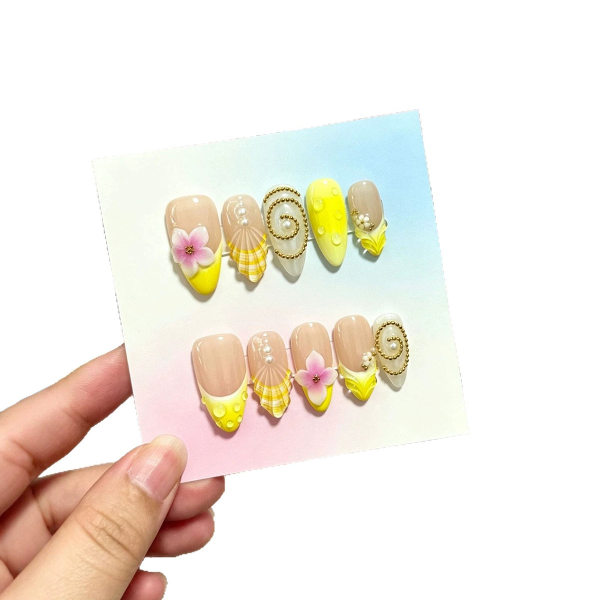 Künstlerisches Press-On Nagelkunstset mit floralen und Muscheldekoren
