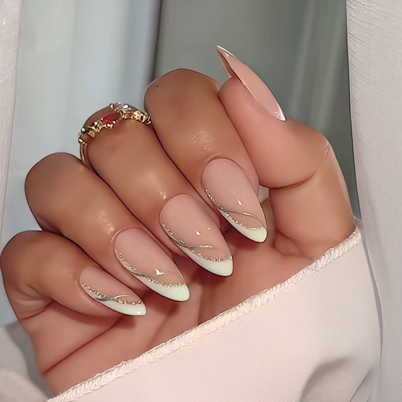 Elegante French Tip Druck-Nägel mit Glitzerakzenten Brehn