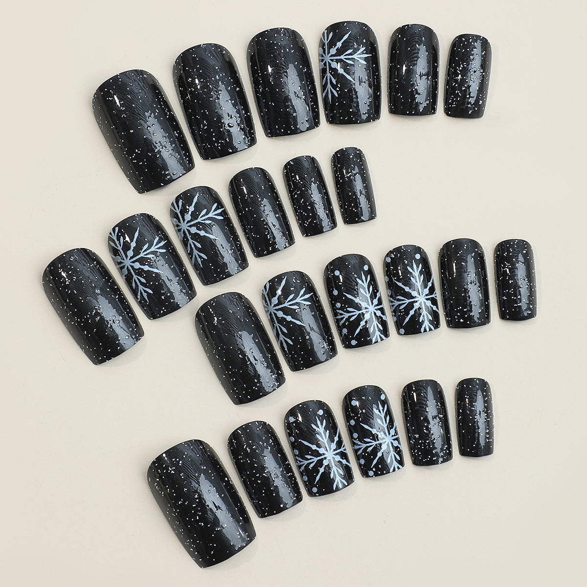 Künstlerisches Press-On Nagelset mit schickem Schneeflocken-Design Brehn