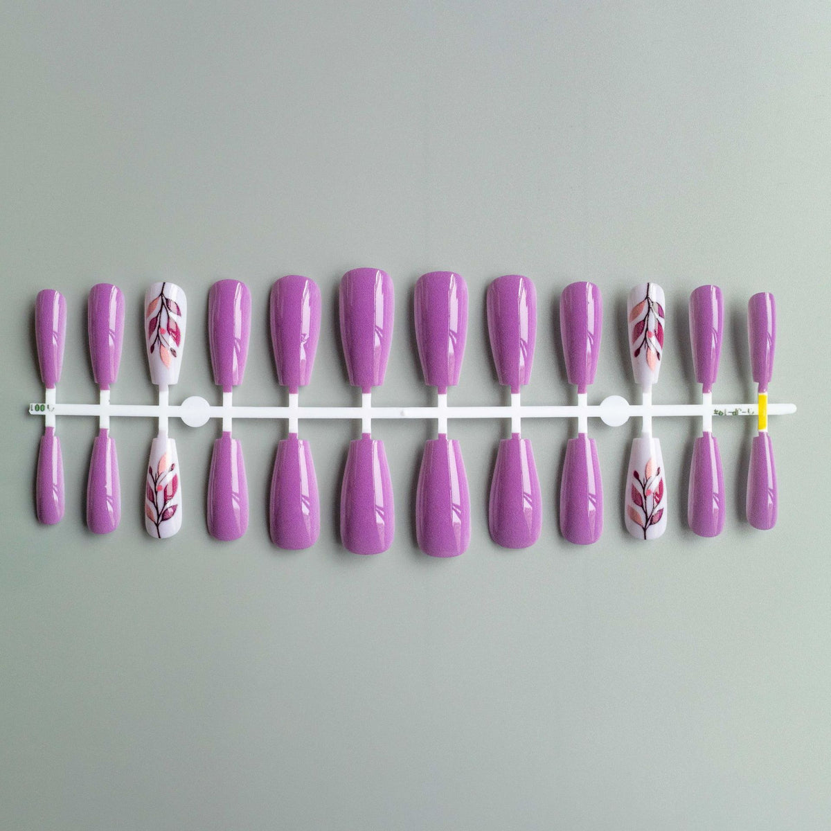 Künstlerische florale Nagelkunst