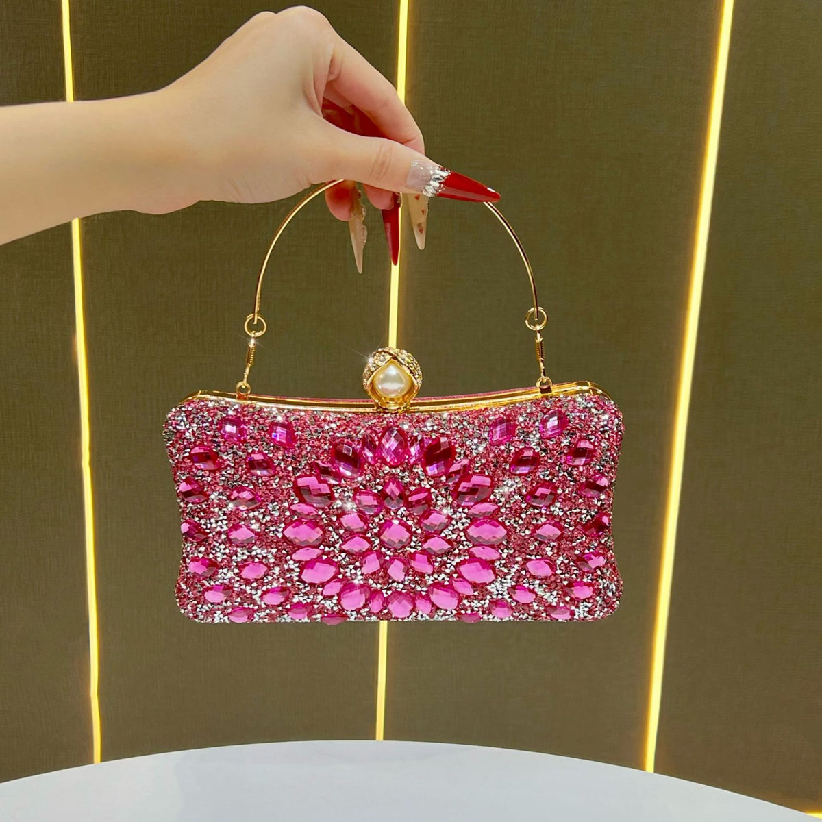 Aufwendig besetzte Abend-Clutch