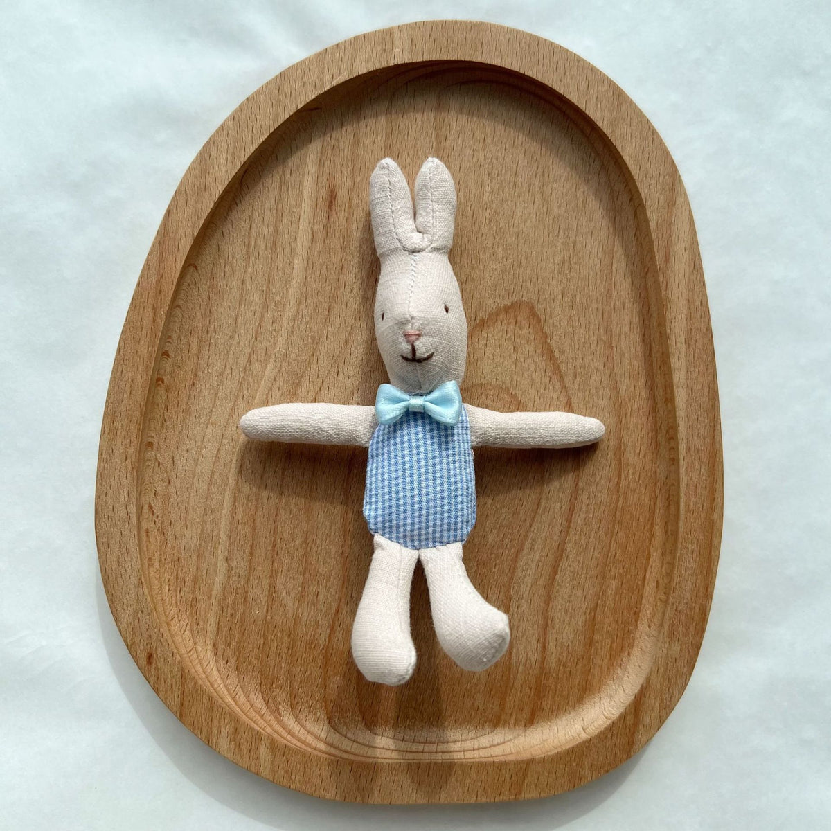 Handgemachte Leinen-Hase-Kuschelpuppe mit Karomuster-Outfit