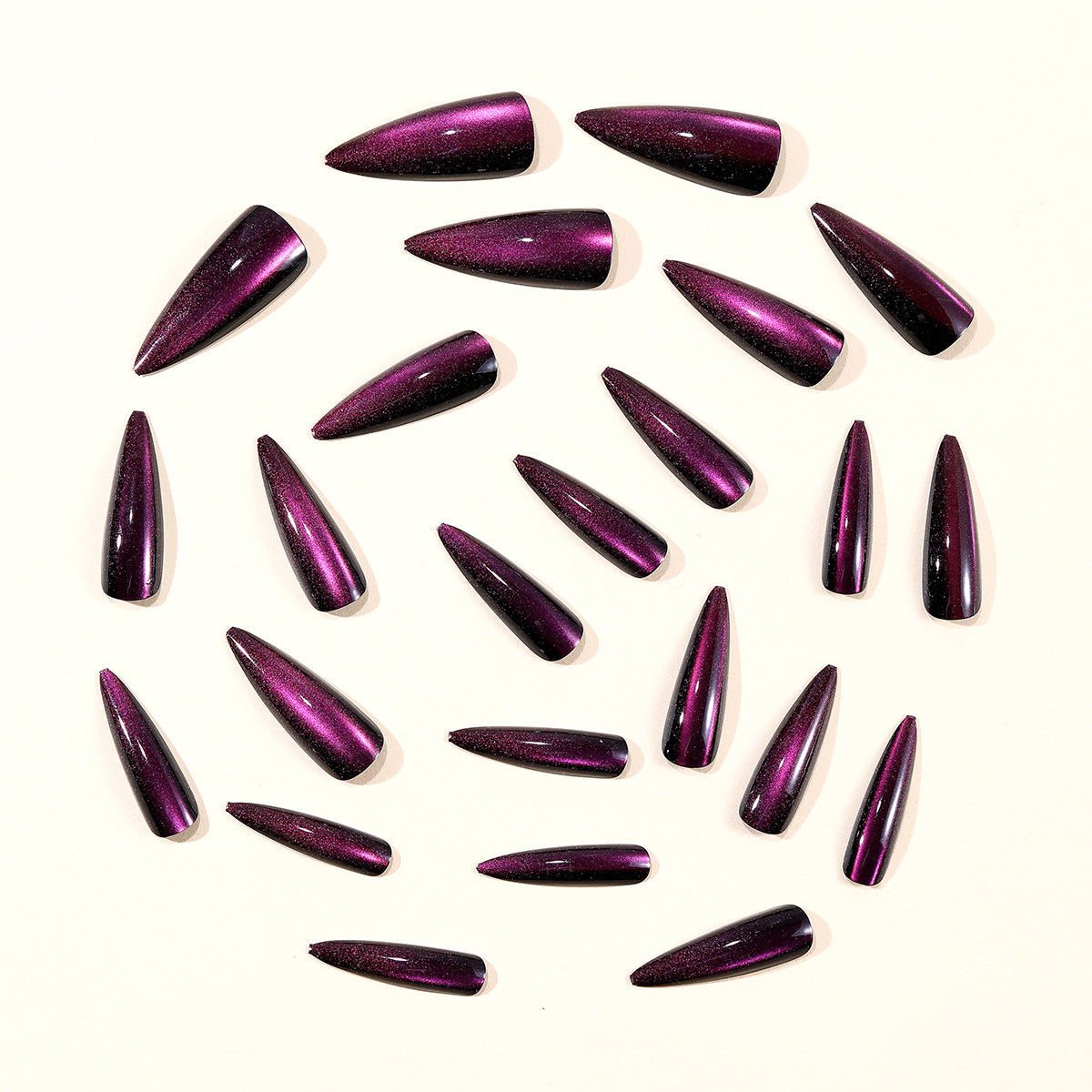 Glänzende Stiletto-Nagelverlängerungen Brehn