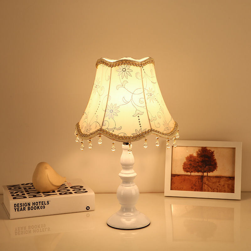 Zeitgenössische Nachttischlampe