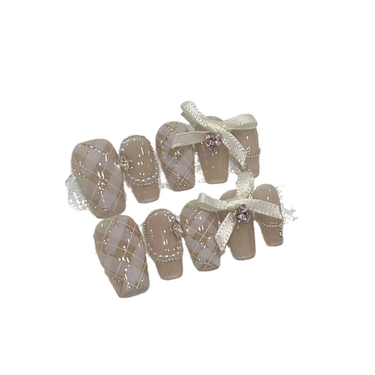 Elegantes Press-On-Nagelkunst-Set mit Bändern und Edelsteinakzenten Brehn