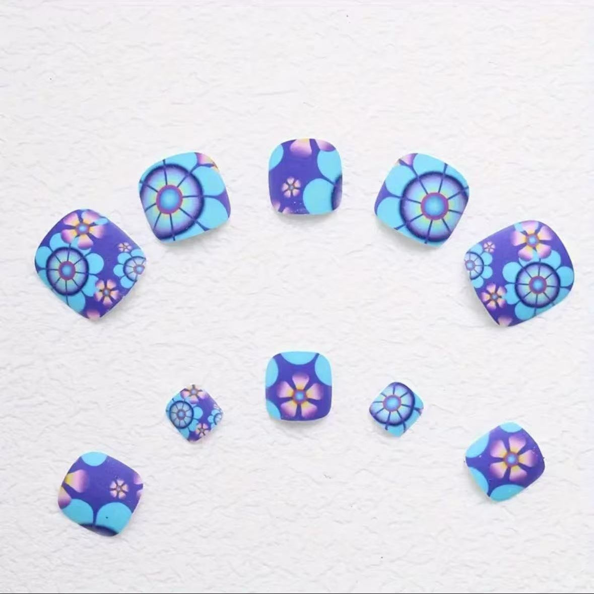 Fußnagelkunstset mit floralen Designs und mattem Finish Brehn