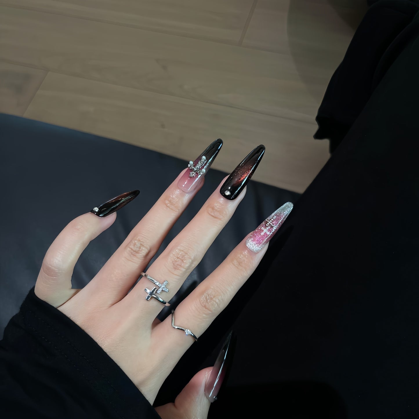 Glamouröse Kunstnägel mit Schimmerndem Farbverlauf und Kreuzdesign Brehn