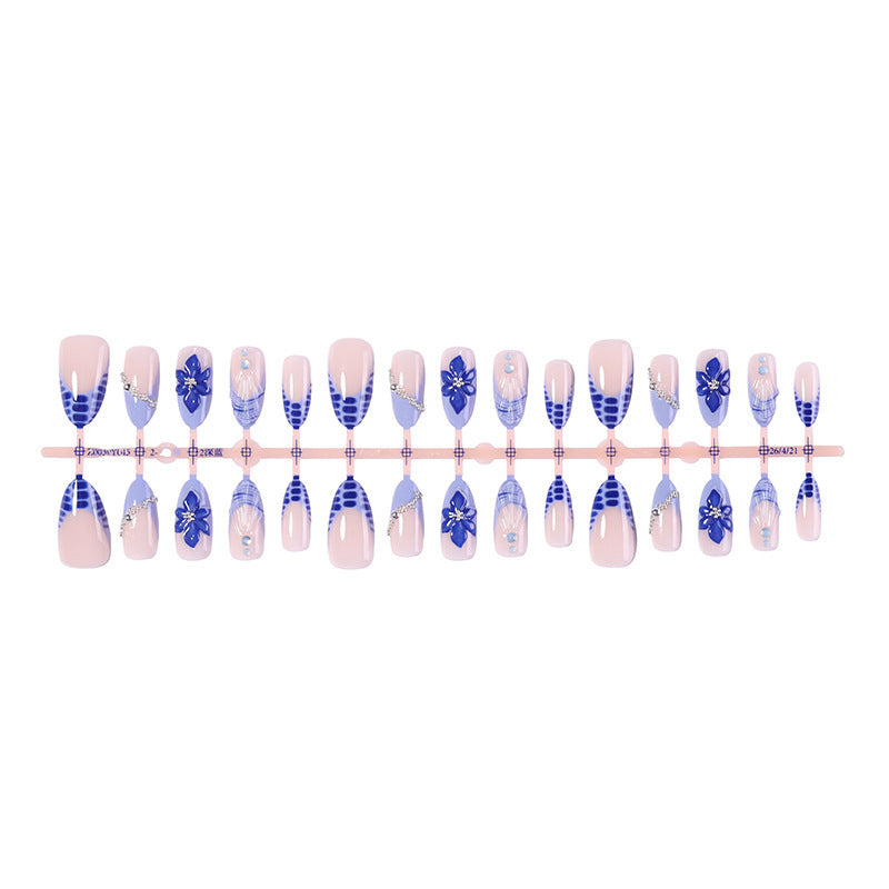 Kreatives Kunstnagelset mit floralen und geometrischen Akzenten Brehn