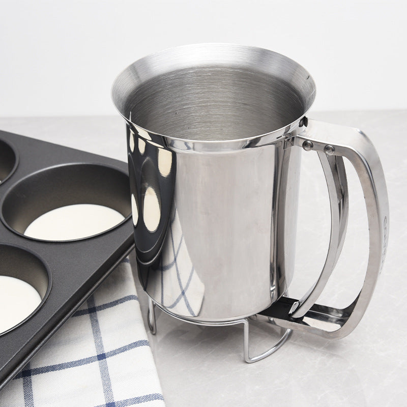 Edelstahl Milchkännchen Für Latte Art mit Ergonomischem Griff und Abstellgestell Brehn