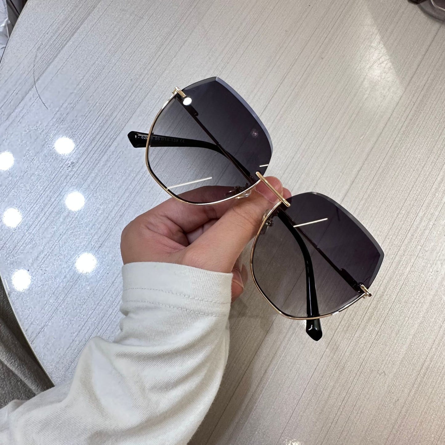 Damen Sonnenbrille mit elegantem, breitem Rahmen und luxuriösen Akzenten Brehn