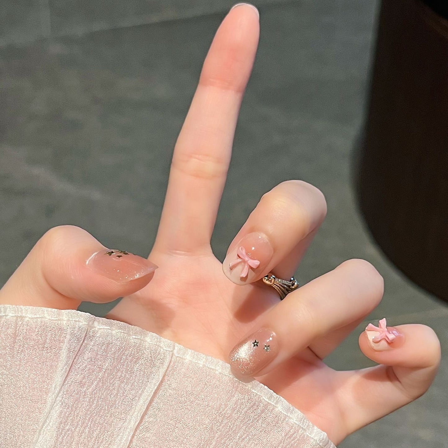 Dekorative Press-On Nagelkunst mit floralen Designs Brehn