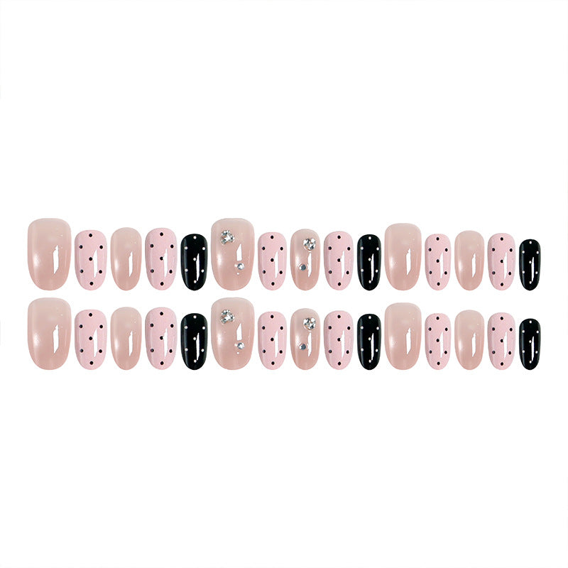 Kunstnagelset mit glamourösen Strassakzenten und modernen Punkten Brehn