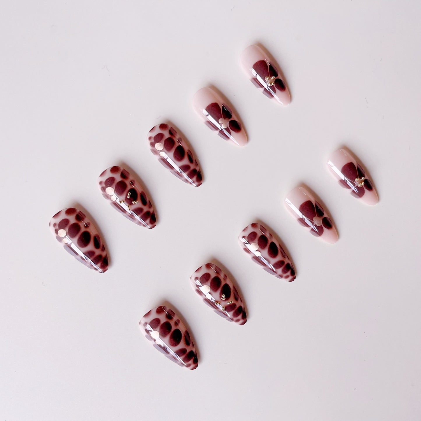 Nagelkunstset mit luxuriösen 3D-Verzierungen und goldenen Akzenten Brehn