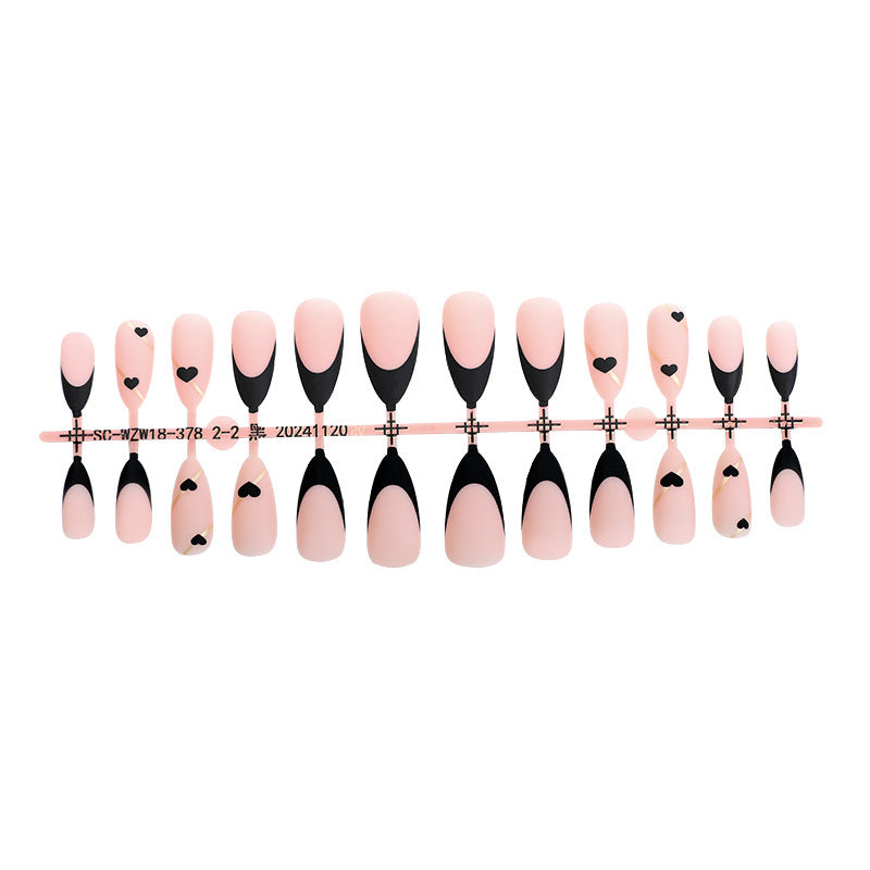 Kreatives Kunstnagelset mit herzförmigen Akzenten und eleganter French-Spitze Brehn