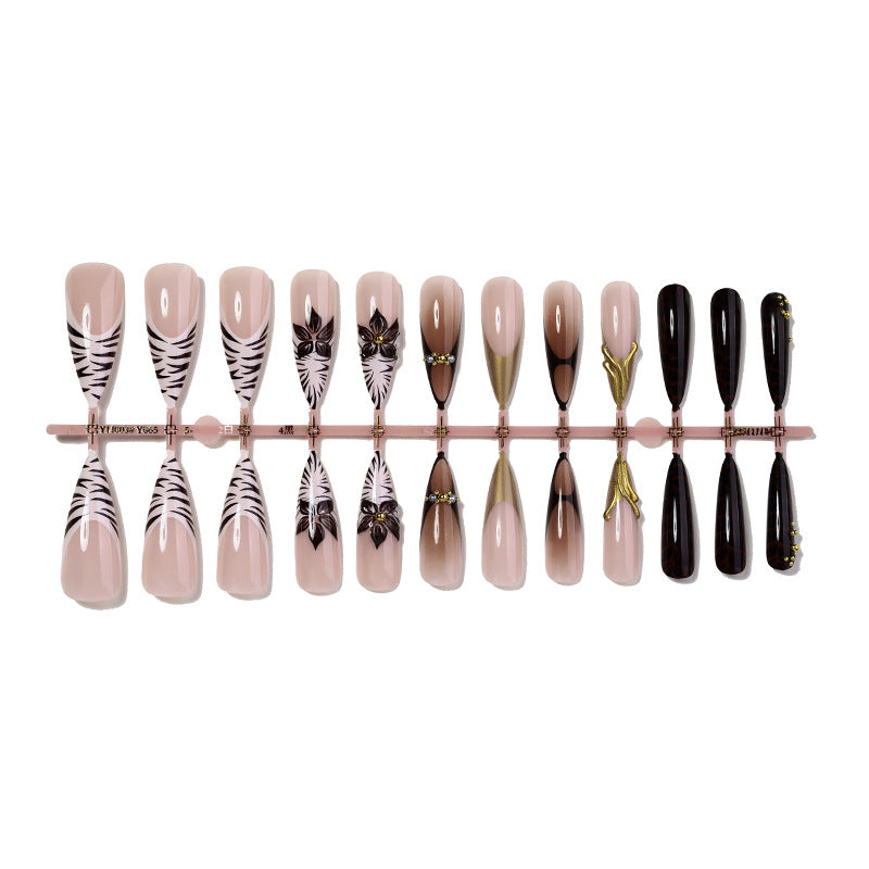 Künstlerisches Stiletto Press-On Nagelset mit kreativen Mustern Brehn