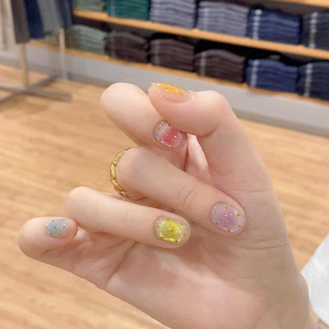 Glitzernde Kunstnagelspitzen Im Fröhlichen Design Brehn