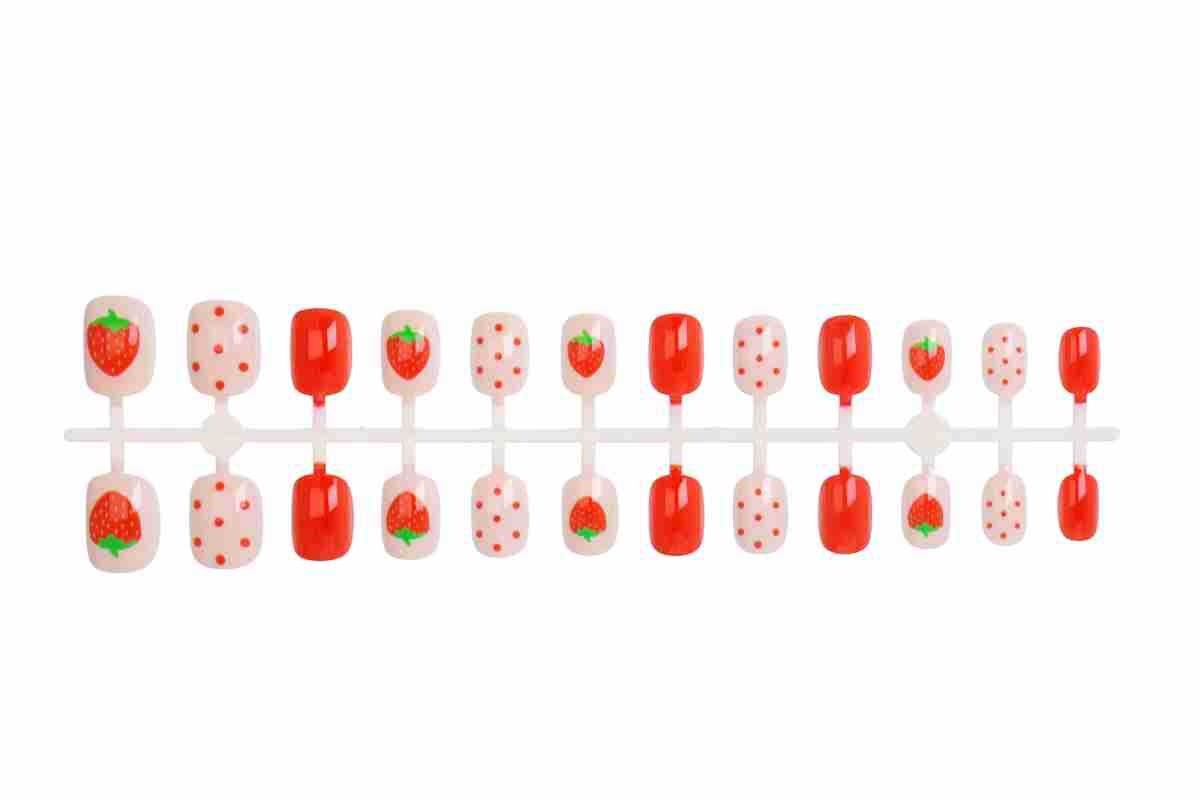 Kunstnagelset mit süßen Erdbeer- und Punkte-Designs Brehn