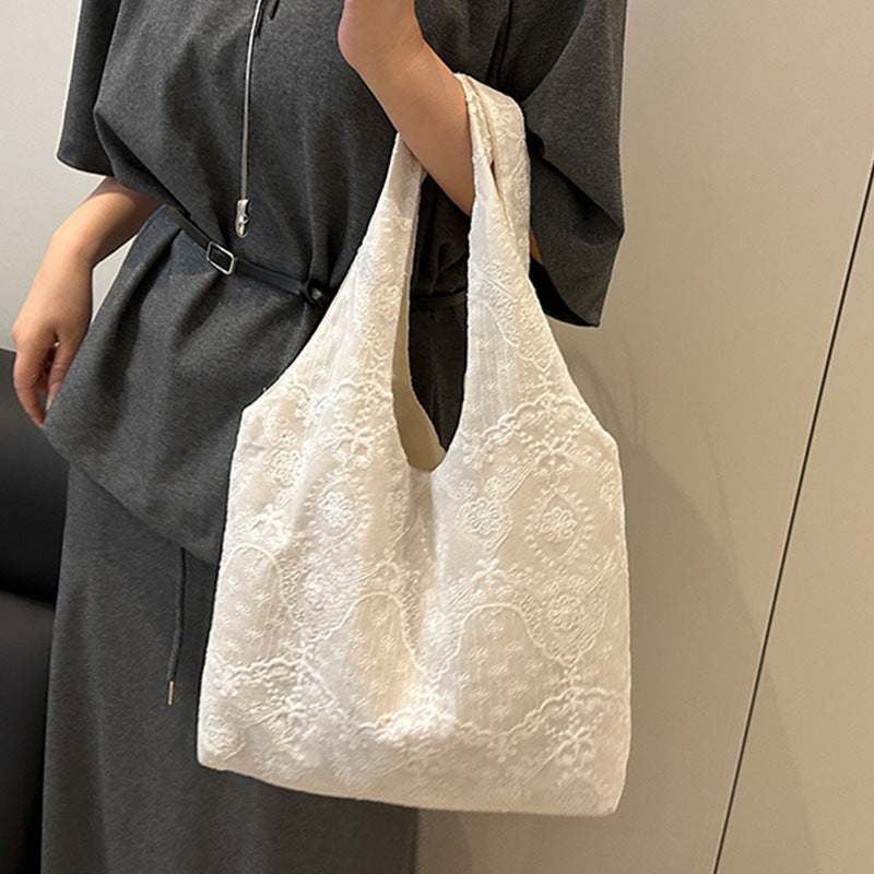 Elegante Handtasche mit Spitzenbesatz