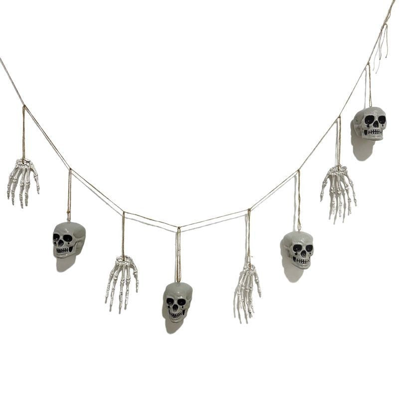 Dekorative Girlande mit Skeletthänden