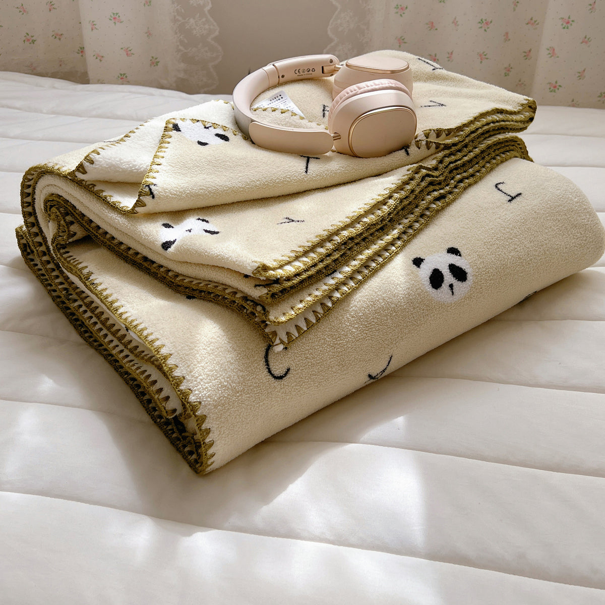 Kuscheldecke aus Mikrofleece mit Punktmuster und dekorativer Kettelnaht