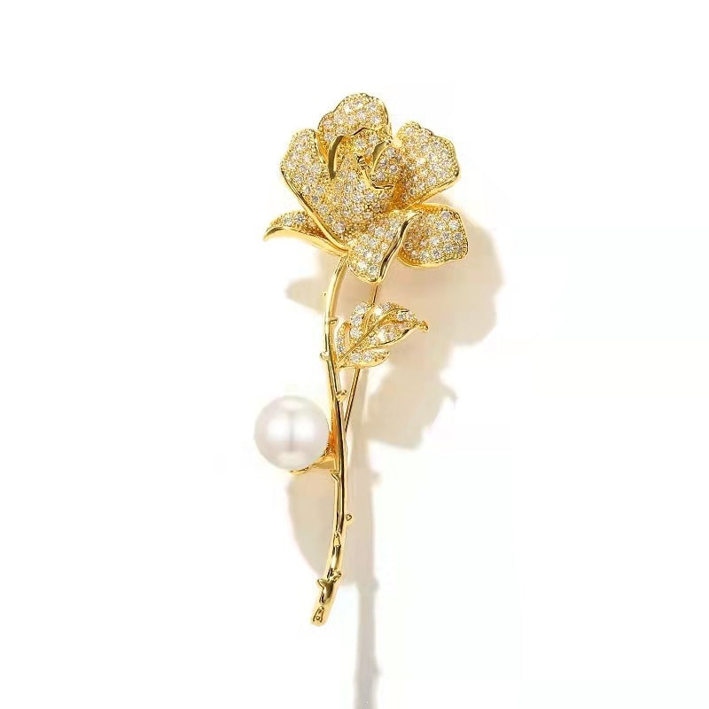 Elegante Brosche In Blumenform mit Strass und Perle Brehn