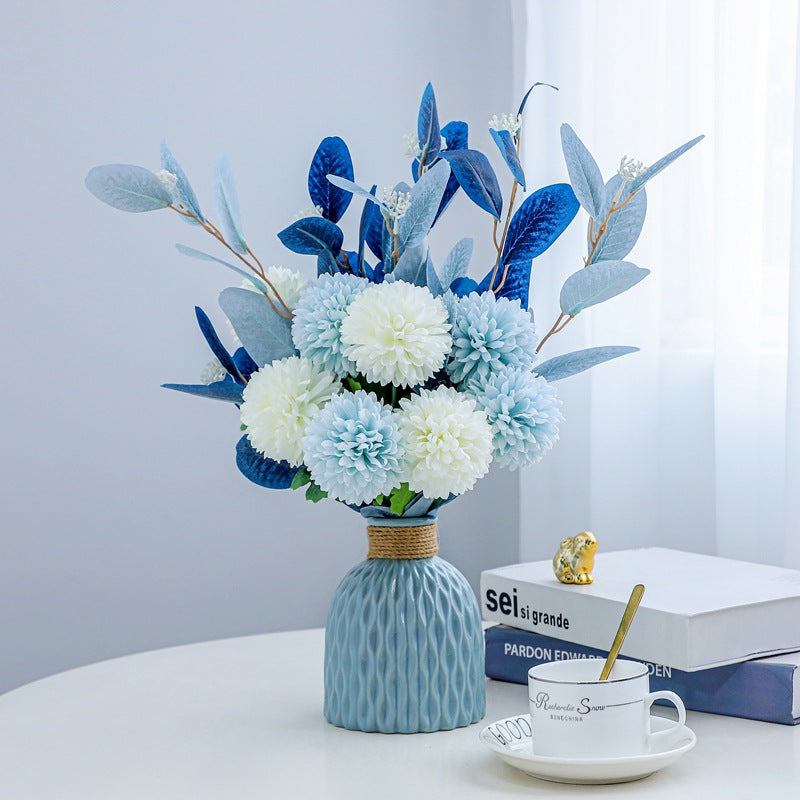 Lebensechte Blumenarrangement in dekorativer Vase