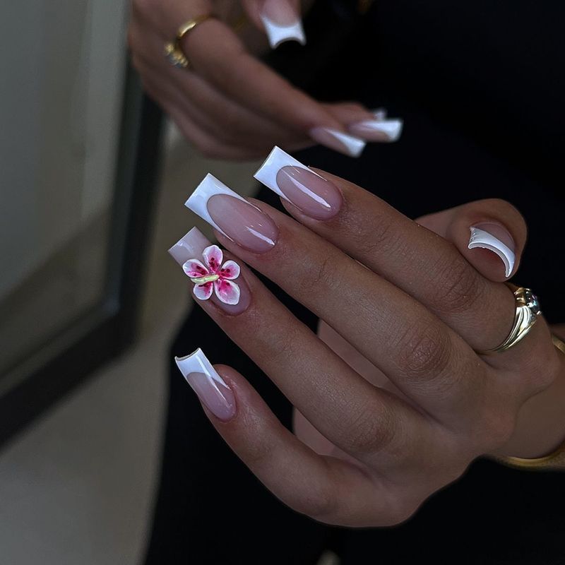 Elegantes, mit Blumen verziertes Press-On-Nagel-Set Brehn