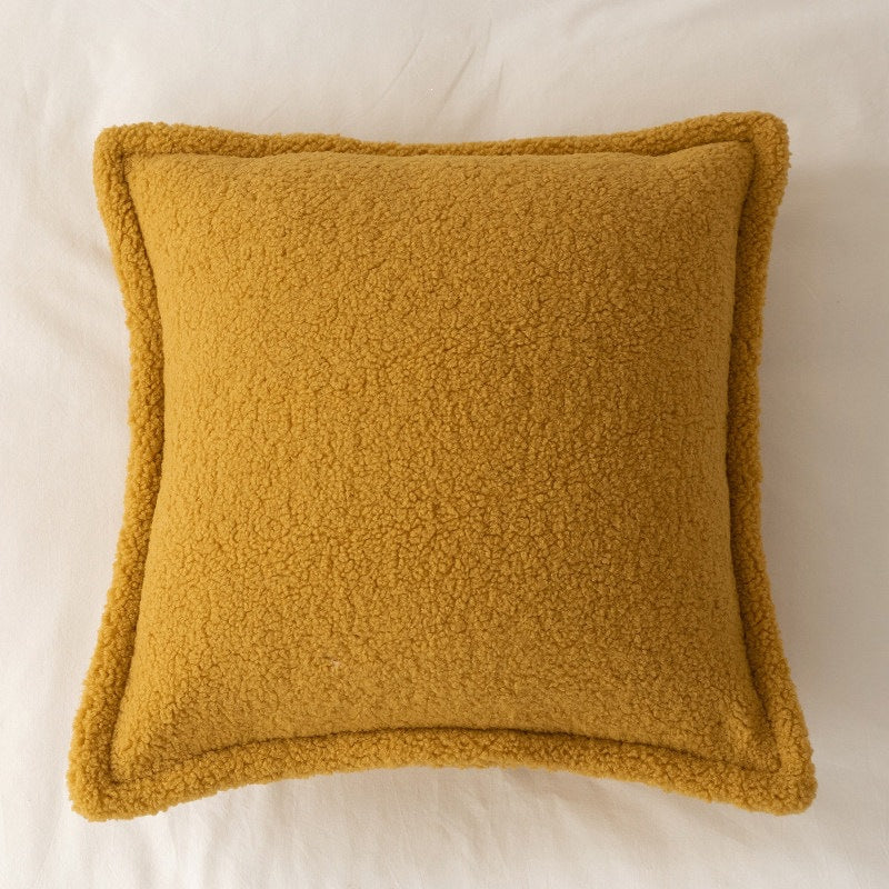 Dekoratives Teddy‑Fleece‑Kissen mit wattierter Füllung und Kedernaht