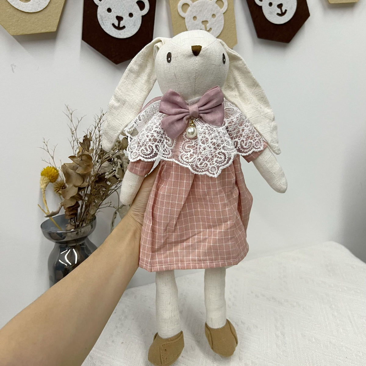 Handgefertigte Leinen-Hase Puppe mit Spitzenkragen und Perlen-Schleifen-Anhänger