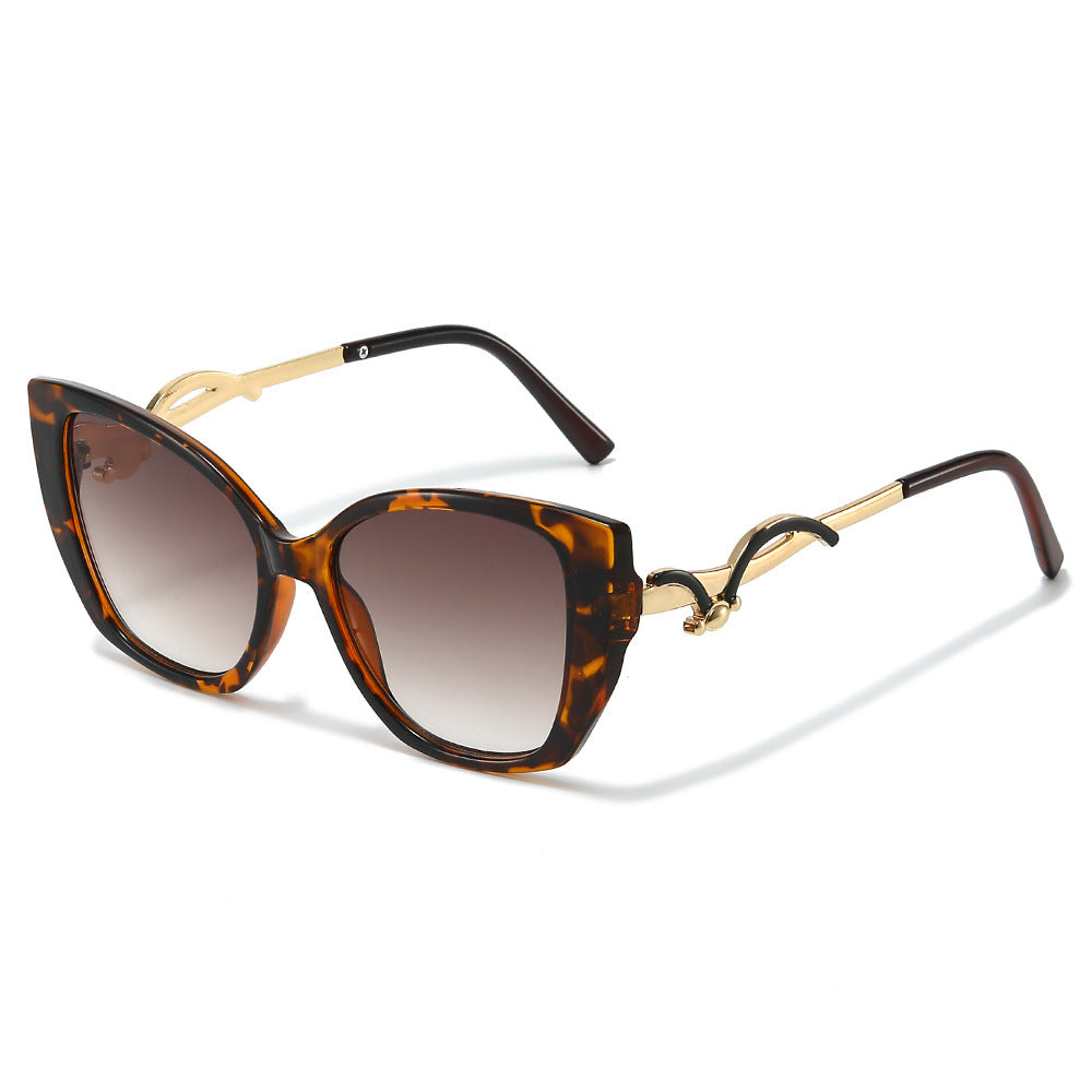 Übergroße Geometrische Katzenaugen-Sonnenbrille mit goldenen Akzenten Brehn