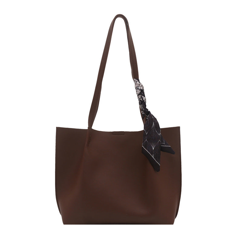 Minimalistische Tote-Handtasche mit dekorativem Schal
