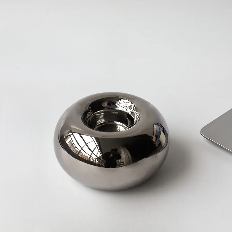 Eleganter Silberner Kerzenhalter mit minimalistischem Design | Brehn