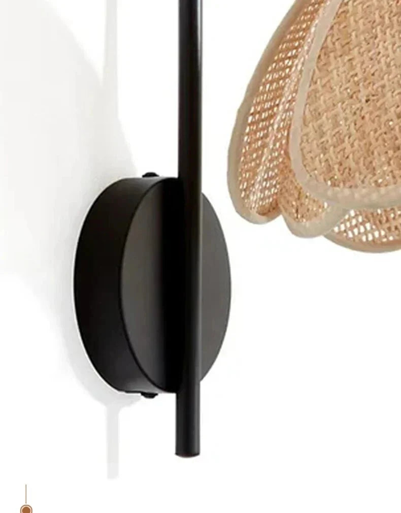 Brehn | LumaFlora - Elegante Rattan-Wandleuchte - Warme florale Atmosphäre
