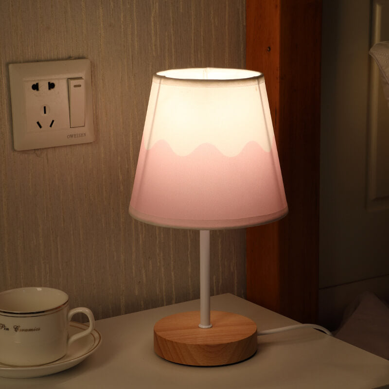 Brehn | Nordic Vintage Stoff Cone Massivholz LED Tischlampe