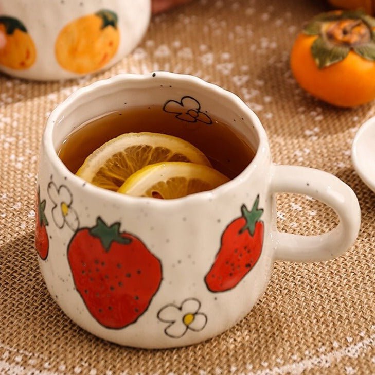 Keramiktasse mit verspieltem Obstdesign | Brehn