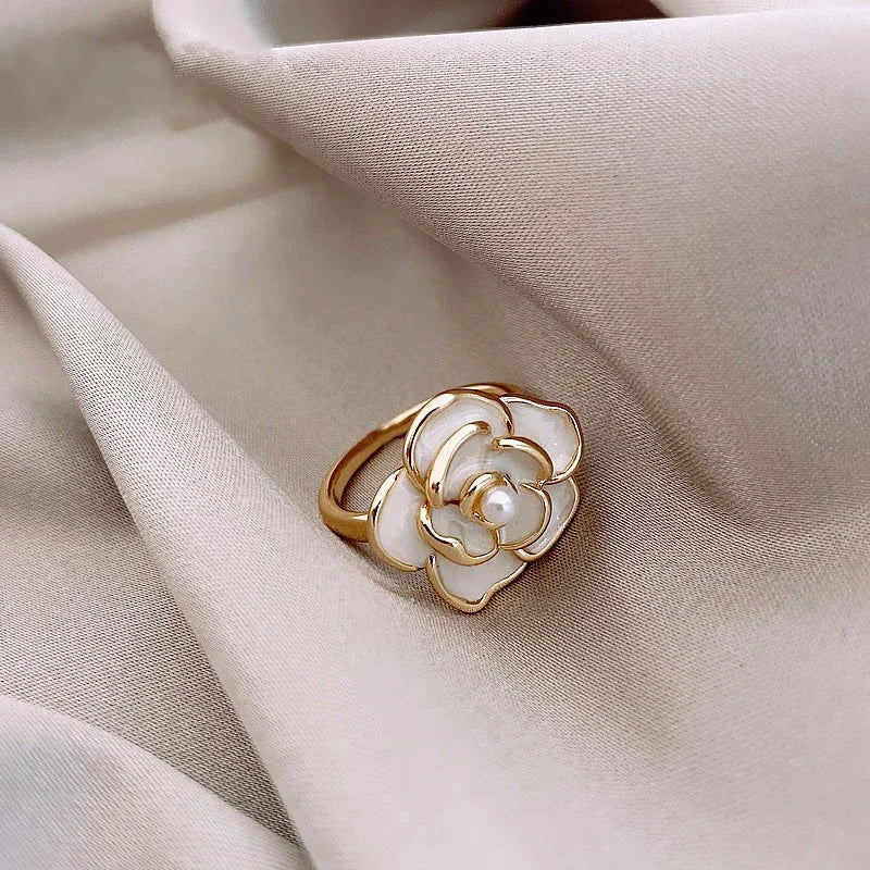 Brehn | Zarte Blanc Camellia Blumen Halskette, Ohrringe, Ring Schmuck