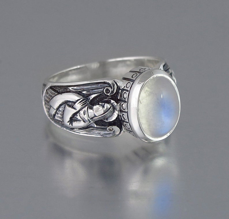 Ring mit Mondstein-Verzierung