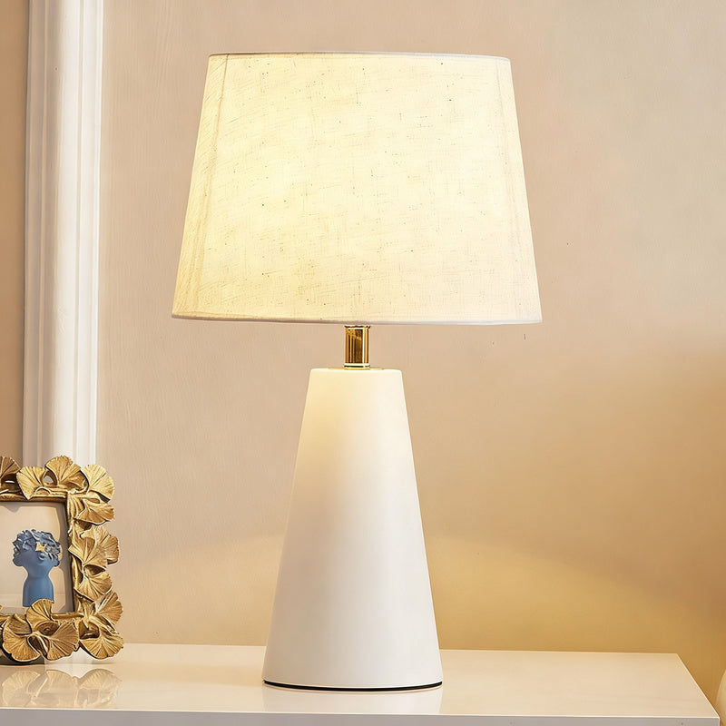 Nachttischlampe mit Steinoptik, nordisch