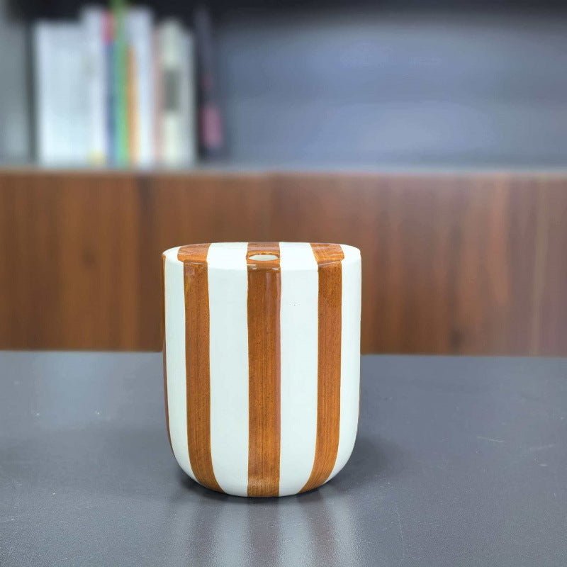 Keramik-Kaffeetasse mit handgemalten Streifen
